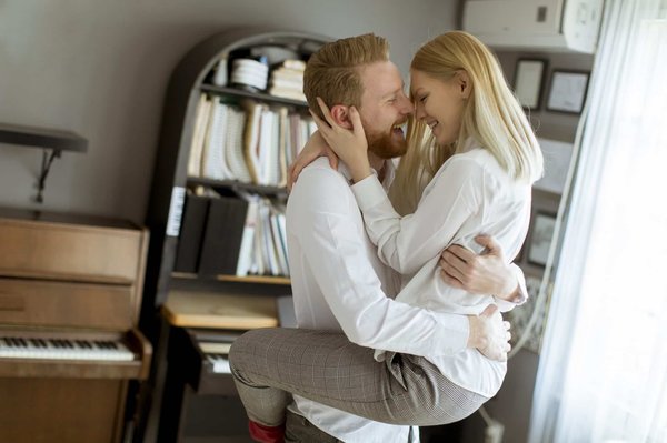 Découvrez l'impact émotionnel d'une nuit de noces dans une love room